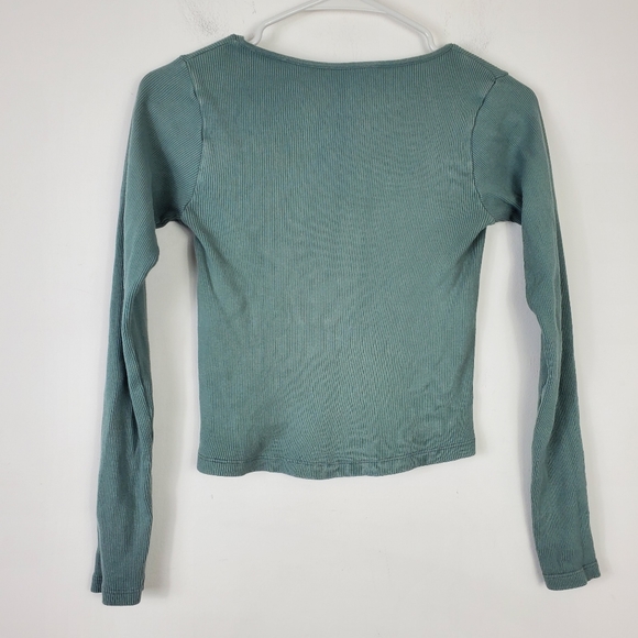 Brandy Melville Ribbed Long Sleeve Crop Top Womens Size S Fitted Sage Green - Picture 3 of 4
